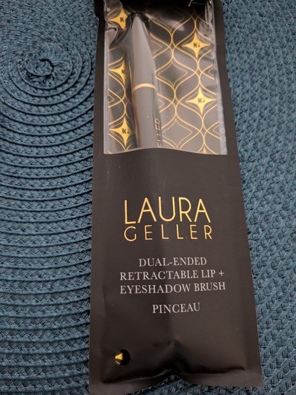 Dual-Ended Retractable Lip + Eyeshadow Brush
